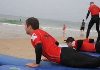  First lesson on the beach for surfing in the Landes 
